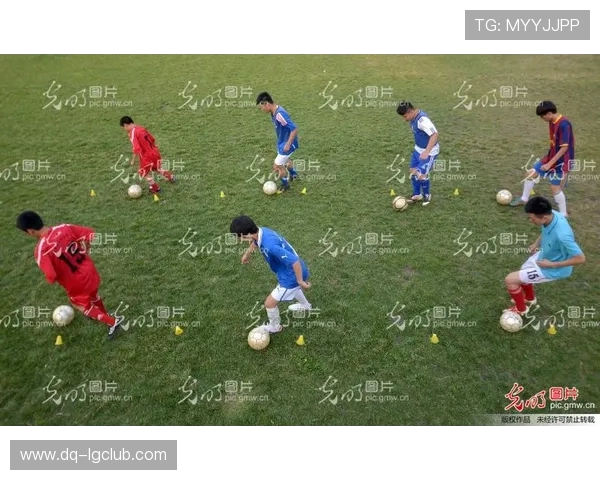 在辽阔绿茵上展开足球人追梦心灵史诗般的绚烂幻想场景画卷之光辉